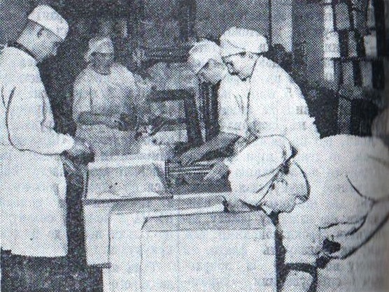 Працівники маслоцеху упаковують масло. 1960 р.