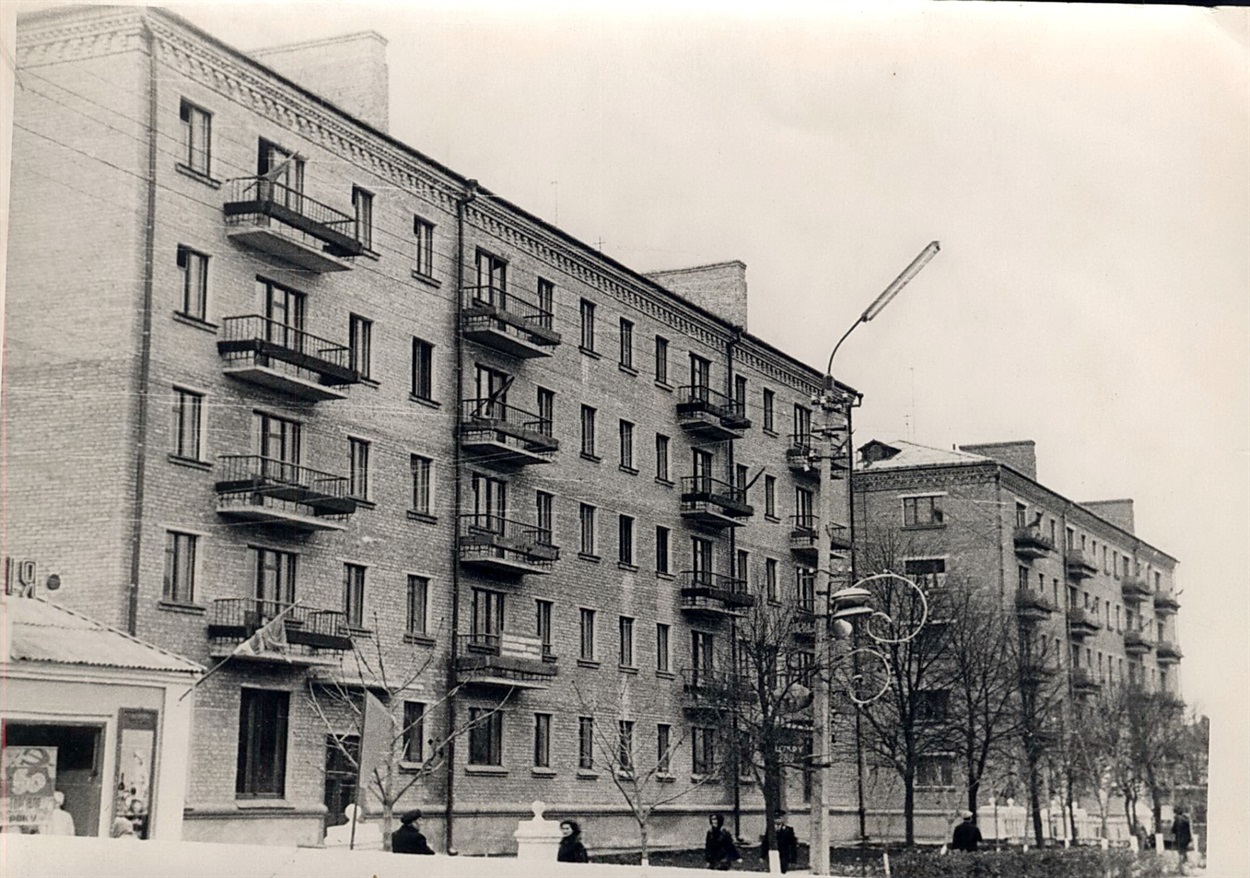Нові 5-ти поверхові житлові будинки №9-11 головної вулиці міста 60-70 рр.