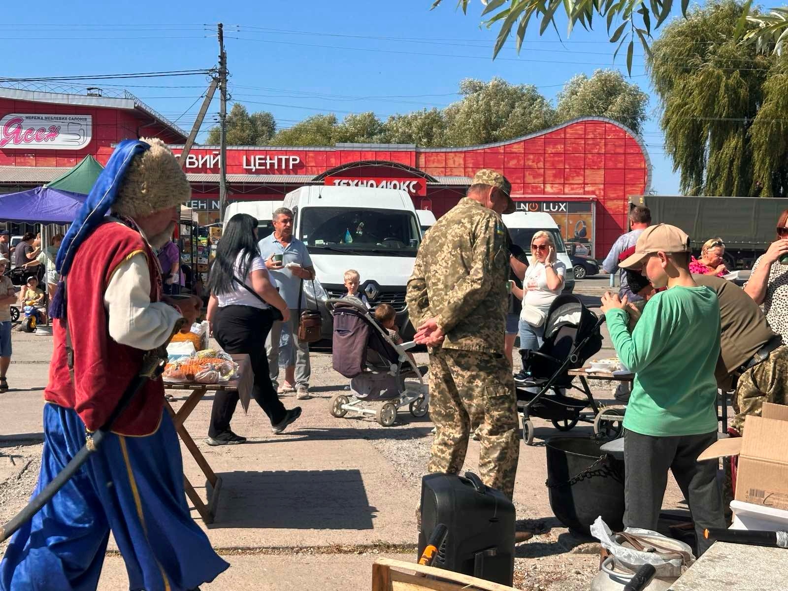 Смачний куліш і козацький дух: у Старокостянтинові відбувся ярмарок на підтримку кінного клубу
