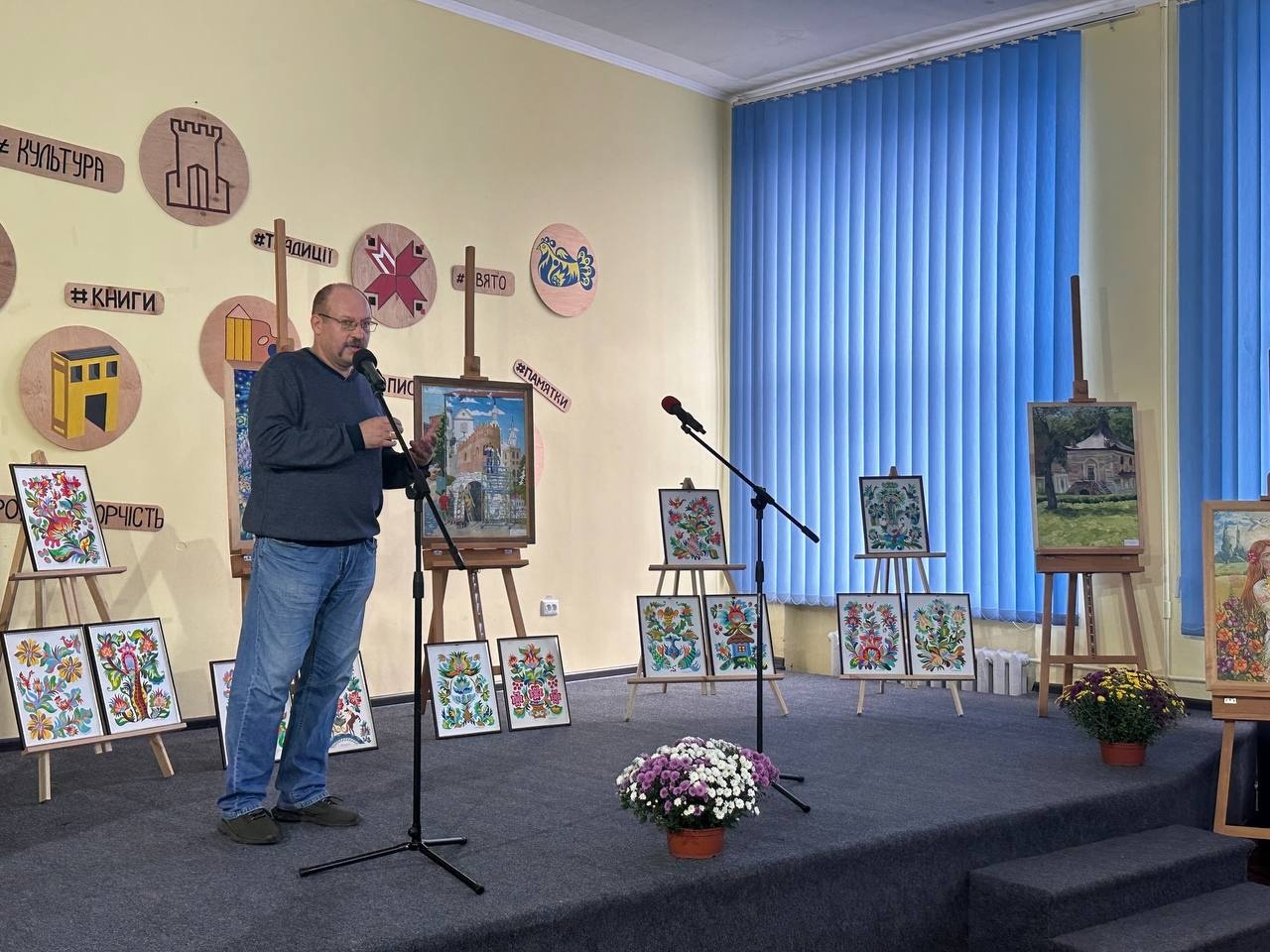 Світ барв і натхнення: у Старокостянтинові відсвяткували День художника та посвятили першачків