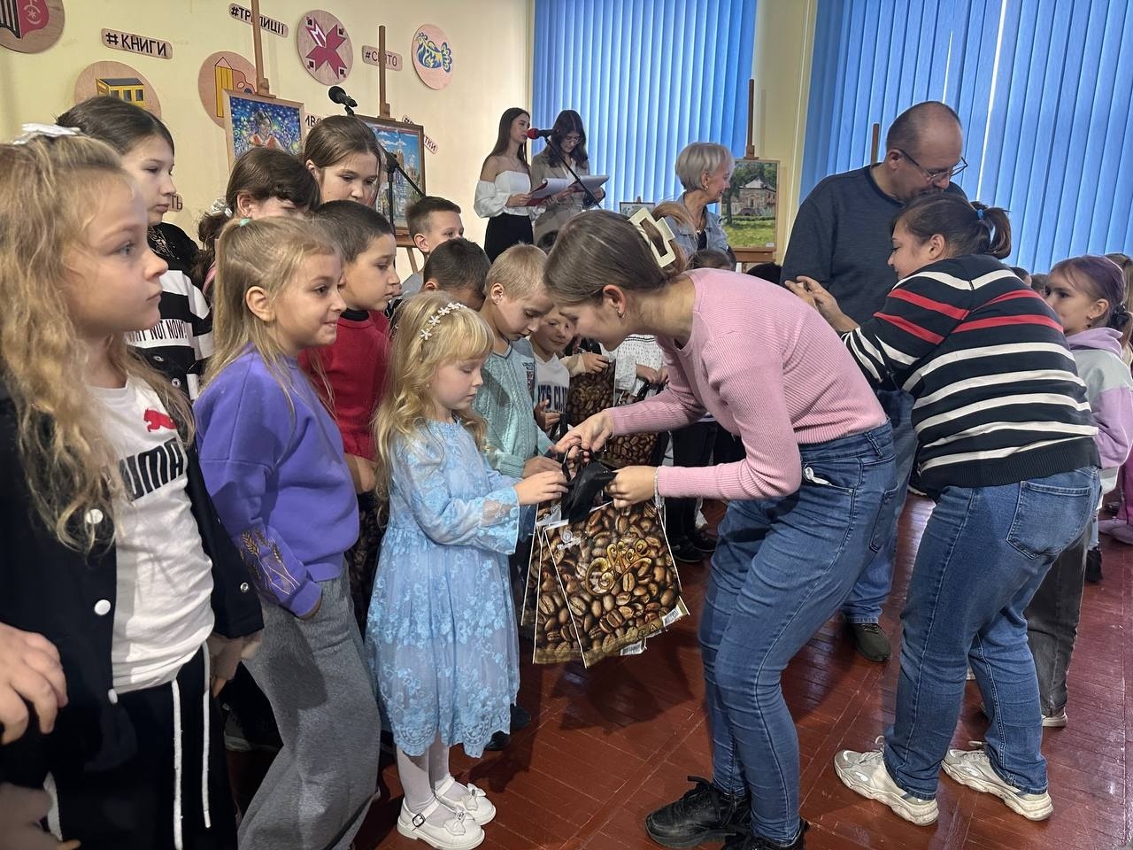 Світ барв і натхнення: у Старокостянтинові відсвяткували День художника та посвятили першачків