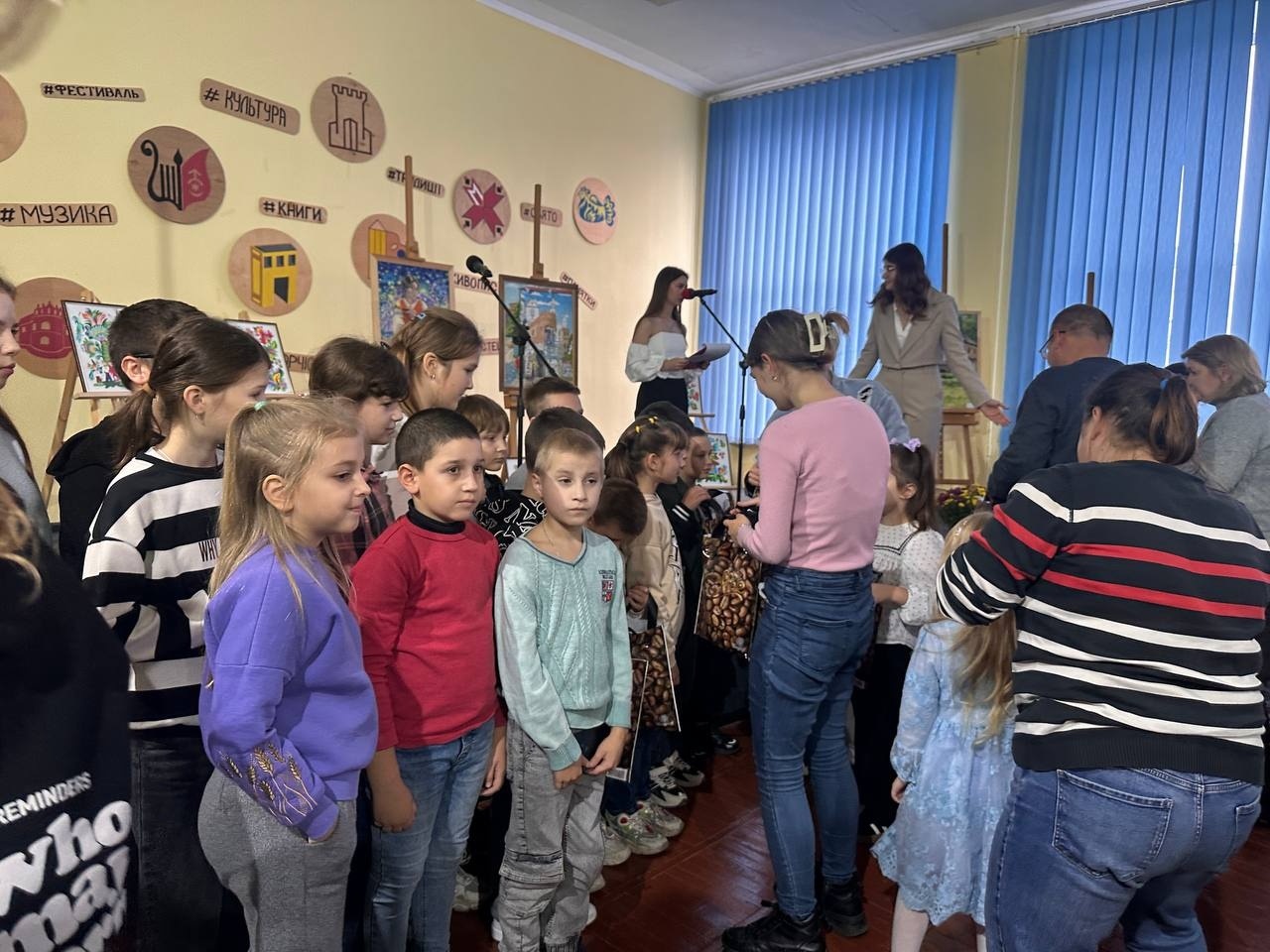 Світ барв і натхнення: у Старокостянтинові відсвяткували День художника та посвятили першачків