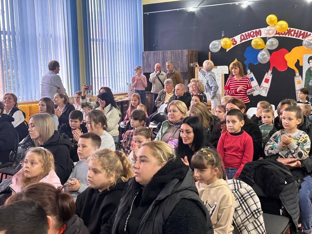 Світ барв і натхнення: у Старокостянтинові відсвяткували День художника та посвятили першачків