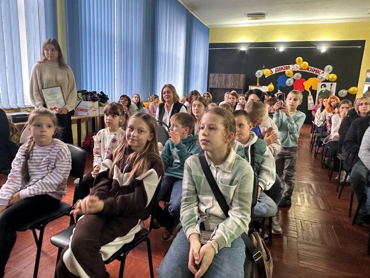Світ барв і натхнення: у Старокостянтинові відсвяткували День художника та посвятили першачків