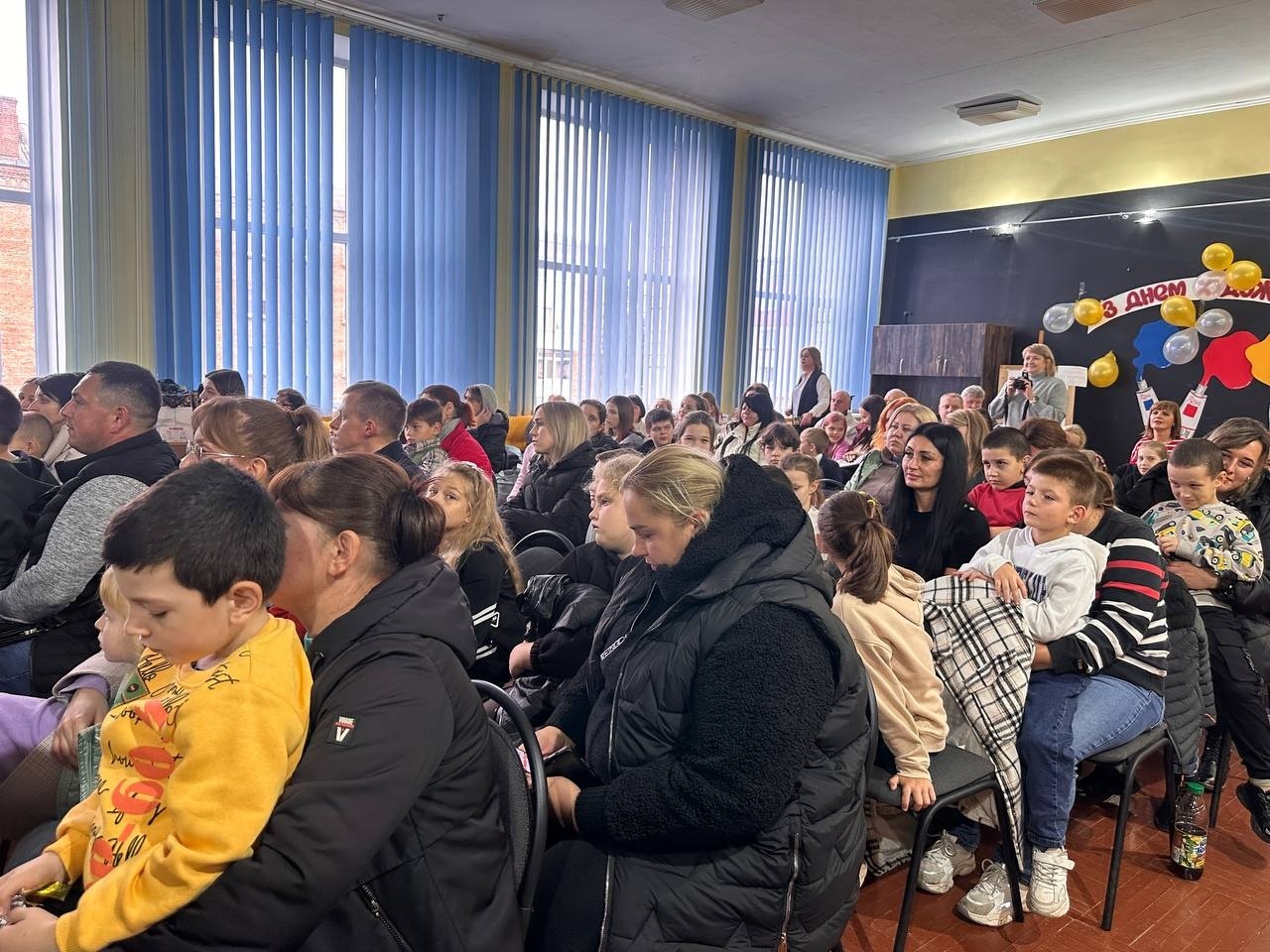 Світ барв і натхнення: у Старокостянтинові відсвяткували День художника та посвятили першачків