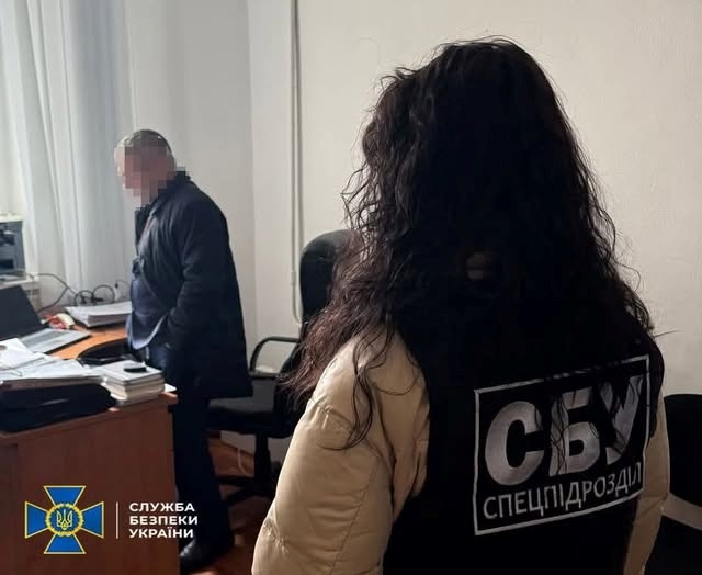 У сусідів: авто для збору крові, ухилення від мобілізації, незаконний прибуток, телефонні шахраї