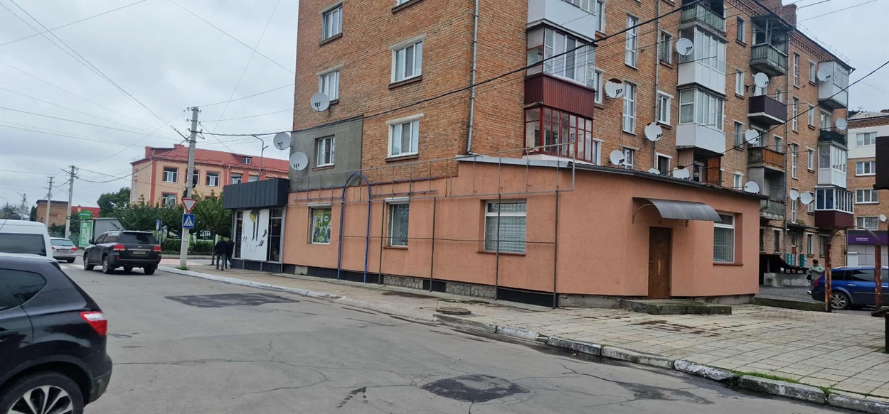 Саме у цьому будинку заправляли сифони.