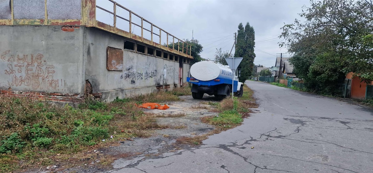 Ліворуч видно віконце, де працював заправник. Залишились і двері, де здавали пусті пляшки. 