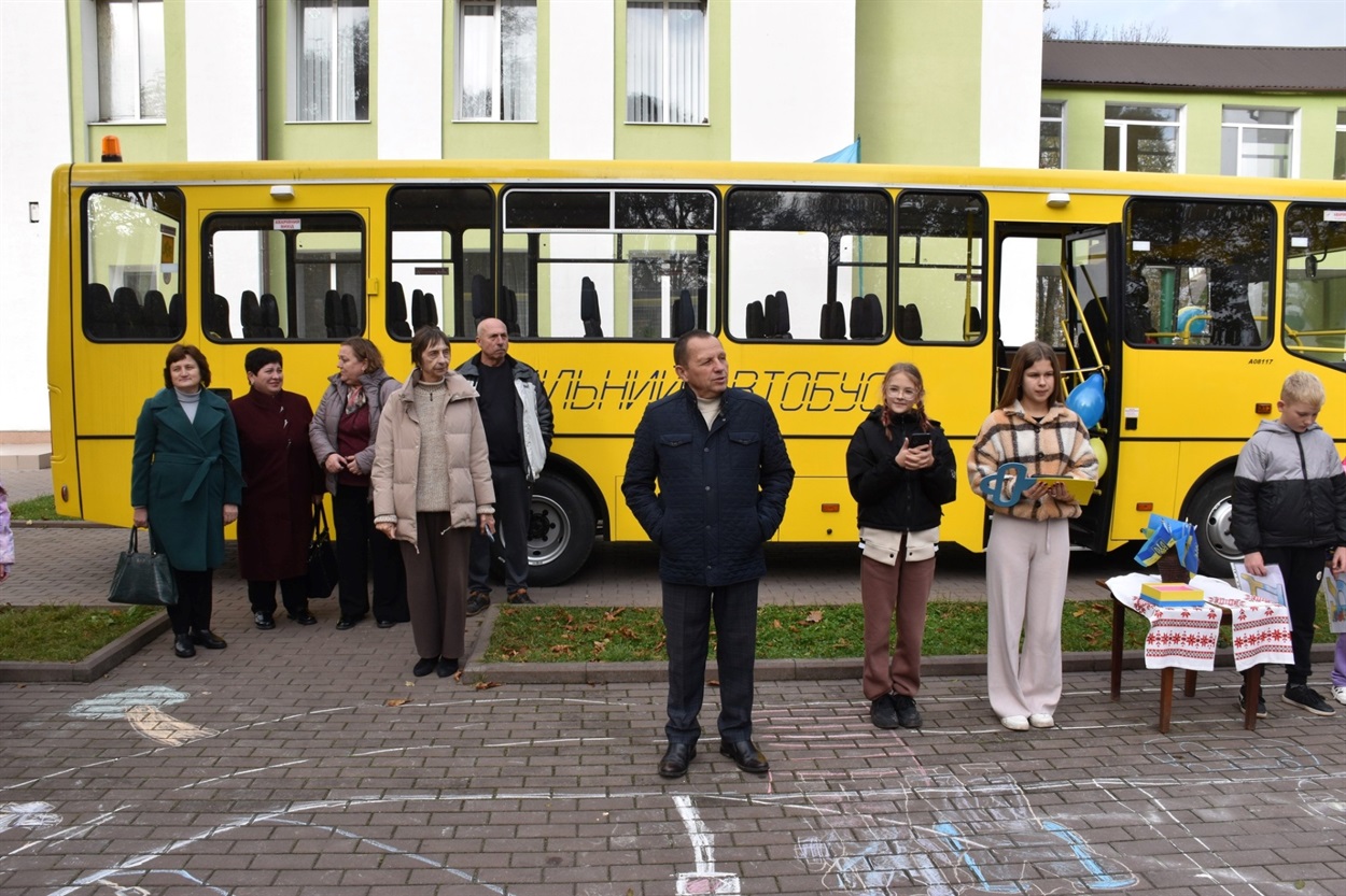 Для учнів Старокостянтинівської громади придбали новий автобус