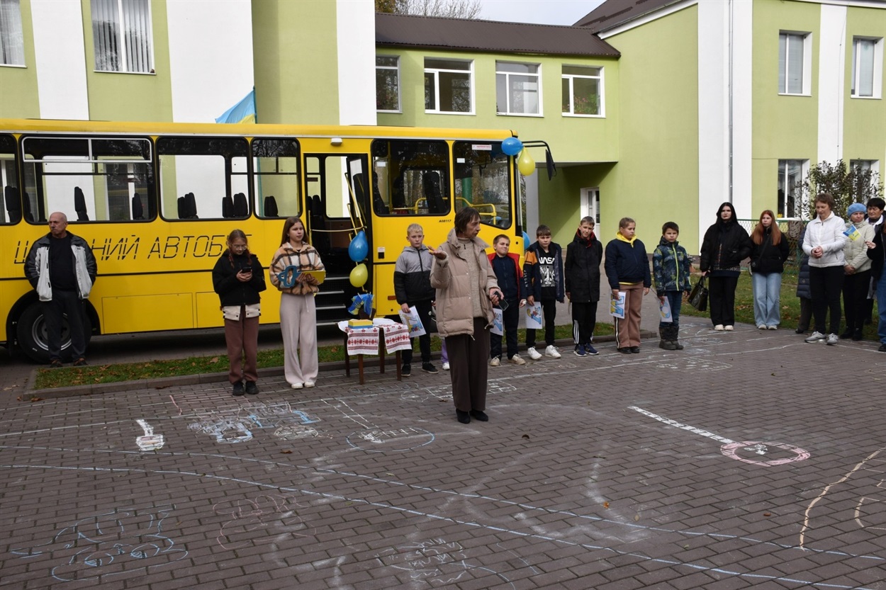 Для учнів Старокостянтинівської громади придбали новий автобус