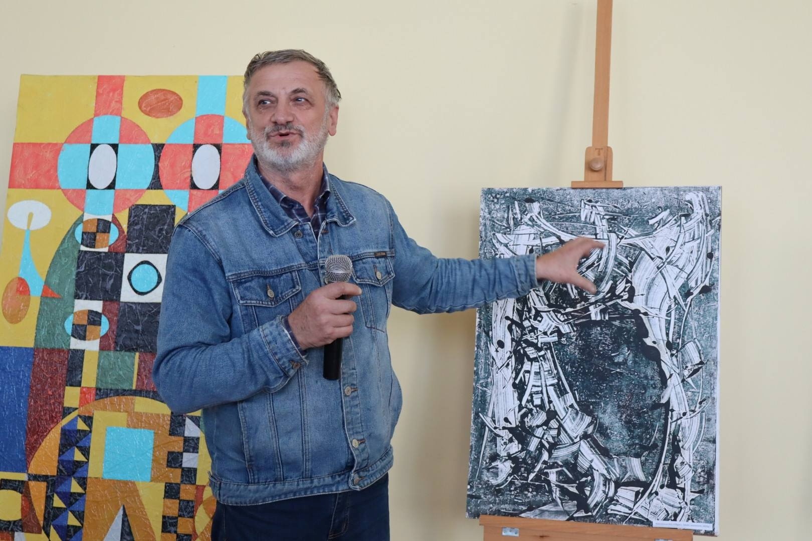 Мистецтво, що чіпляє: у Старокостянтинові відкрили виставку Віктора Куби