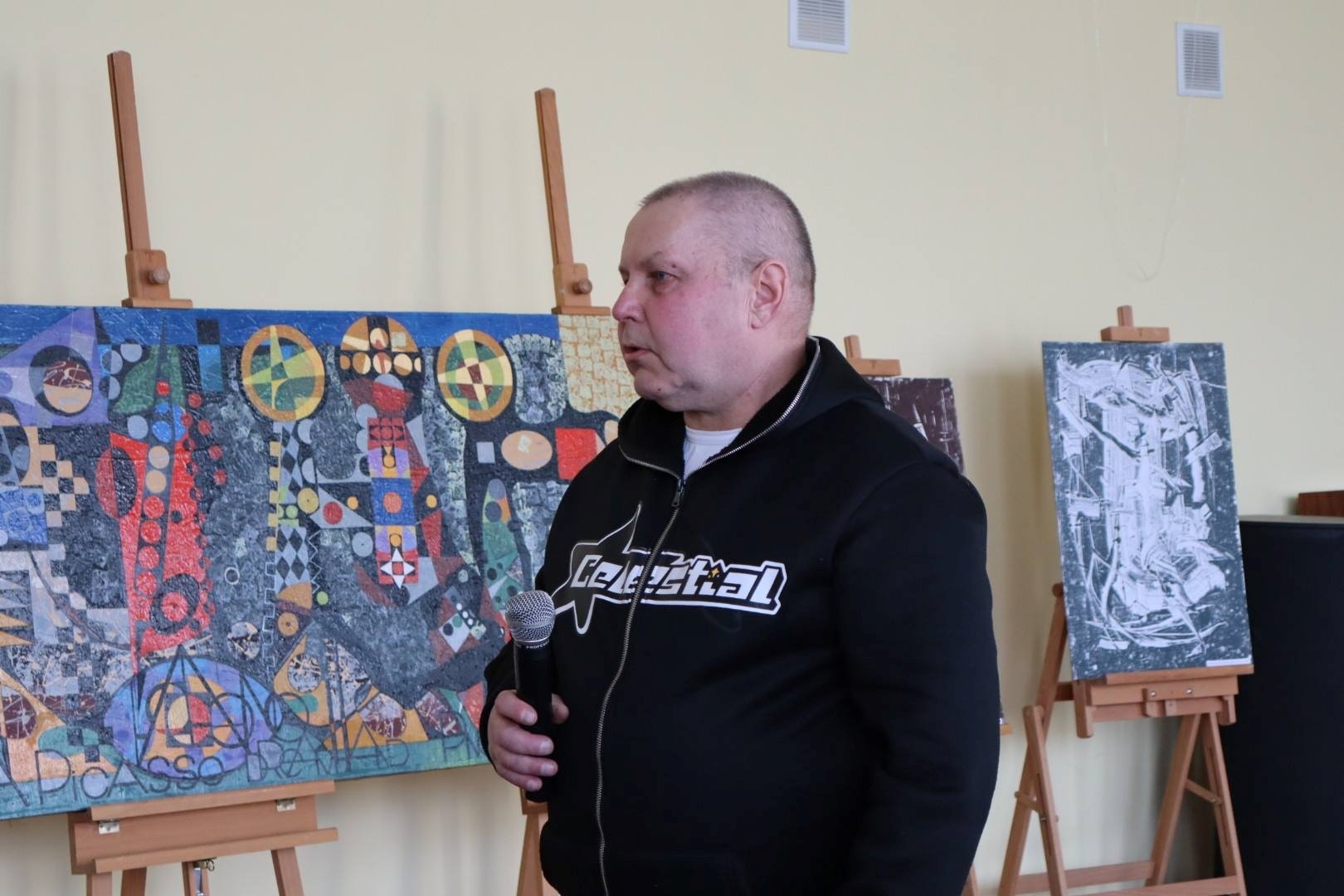 Мистецтво, що чіпляє: у Старокостянтинові відкрили виставку Віктора Куби