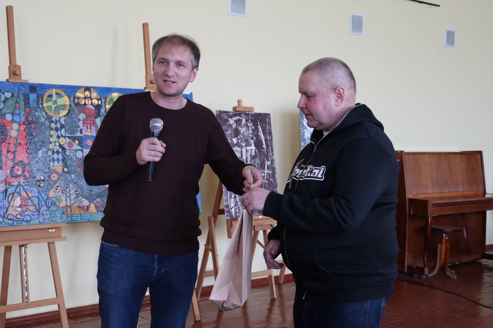 Мистецтво, що чіпляє: у Старокостянтинові відкрили виставку Віктора Куби