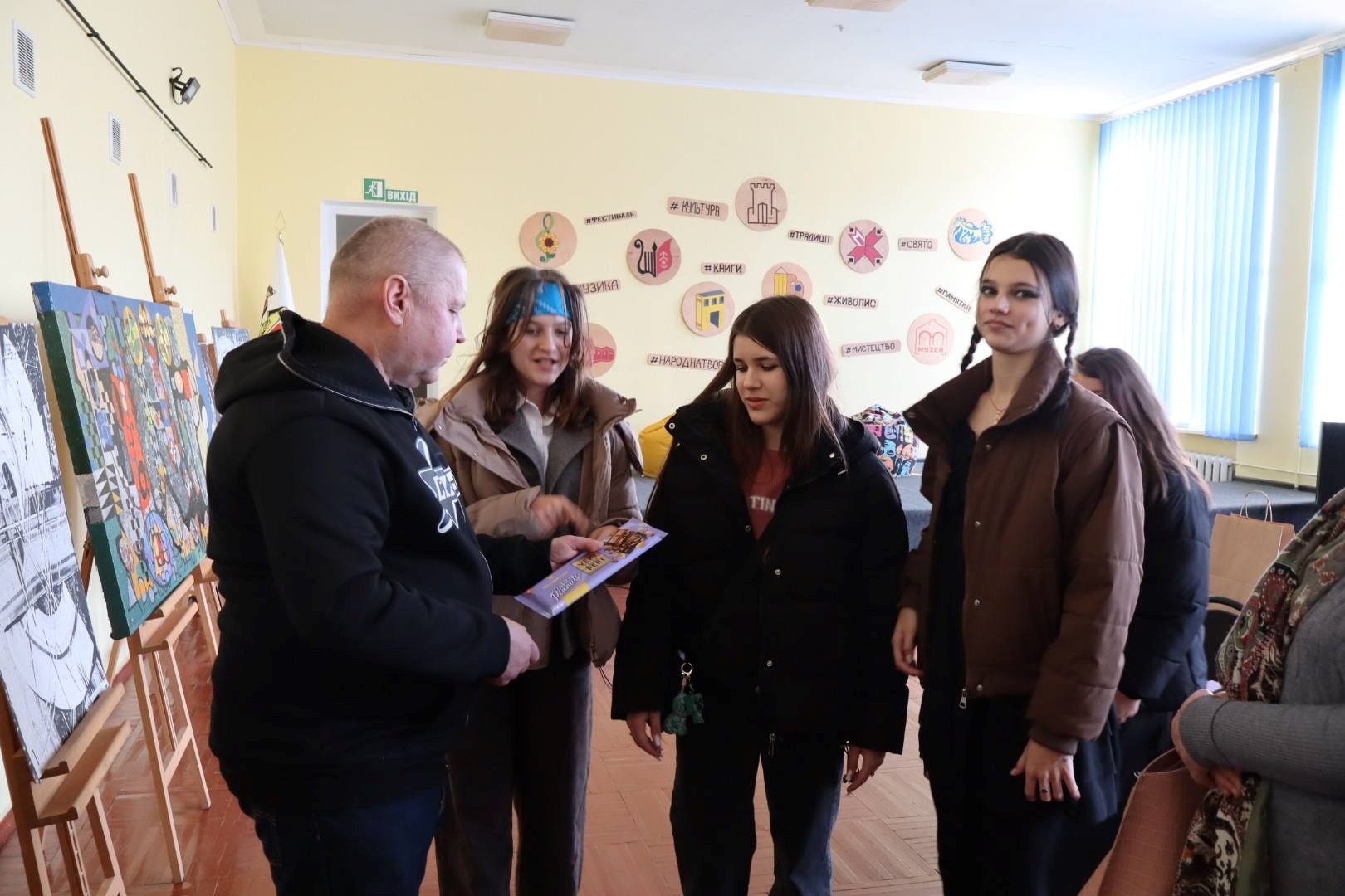 Мистецтво, що чіпляє: у Старокостянтинові відкрили виставку Віктора Куби