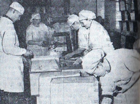 Працівники маслозаводу проводять упаковку масла. Маслоцех, 1960 р.