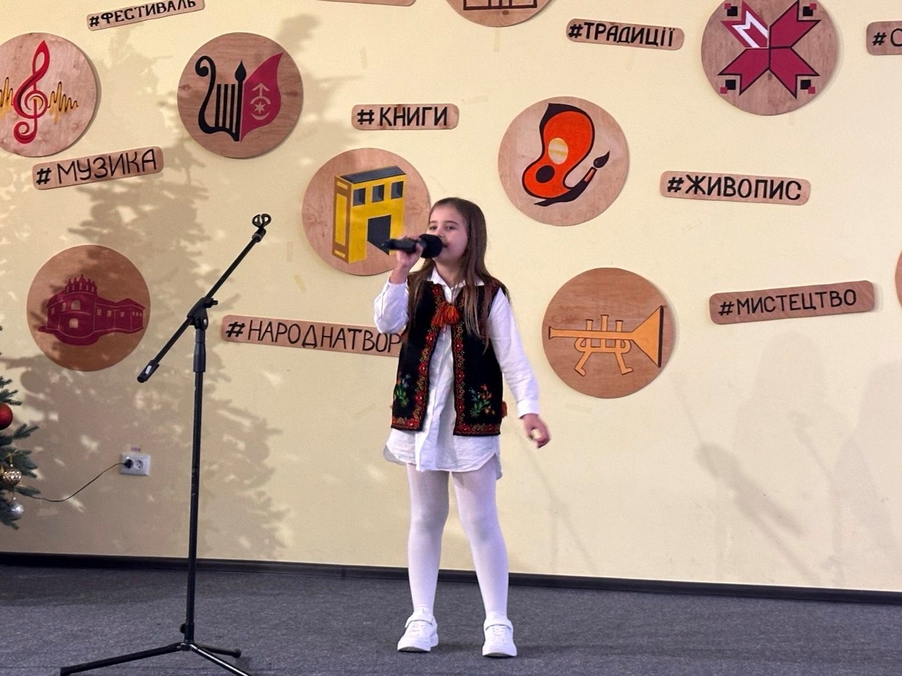Старокостянтинівці співають про незламність: фестиваль «Ми – Українці» зібрав голоси всієї громади
