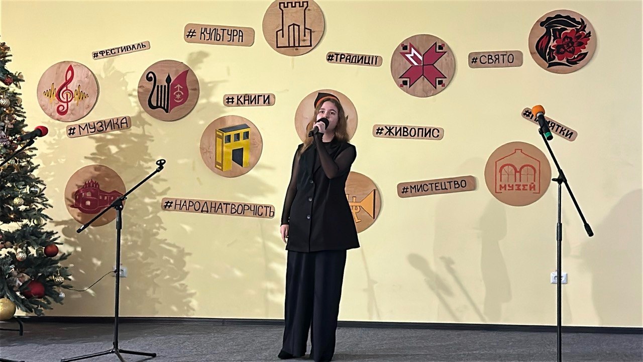Старокостянтинівці співають про незламність: фестиваль «Ми – Українці» зібрав голоси всієї громади