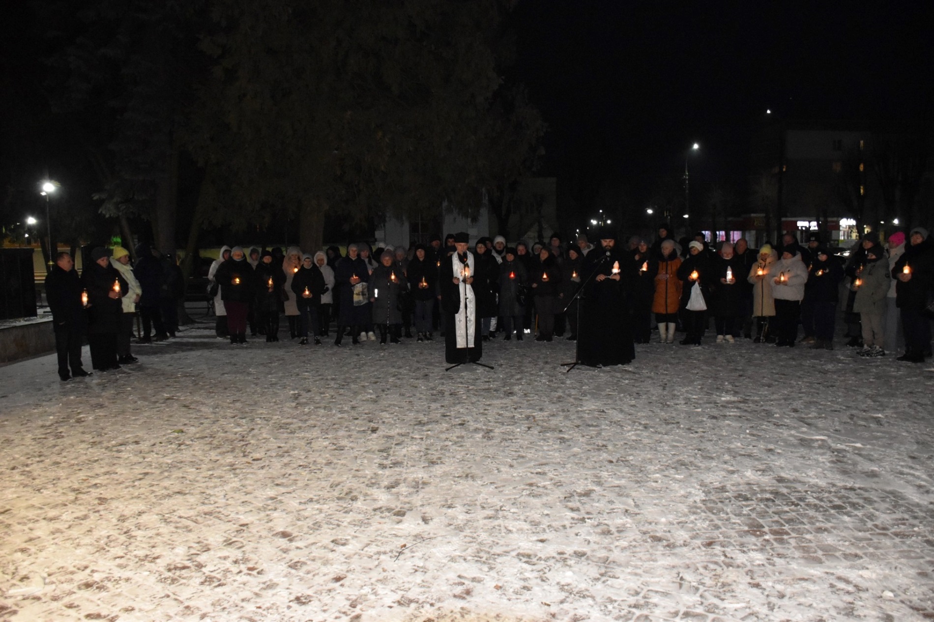 «Запали різдвяну свічку пам’яті»: на Меморіальному комплексі Старокостянтинова провели флешмоб