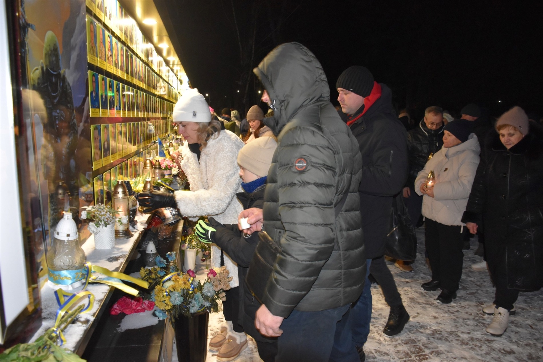«Запали різдвяну свічку пам’яті»: на Меморіальному комплексі Старокостянтинова провели флешмоб