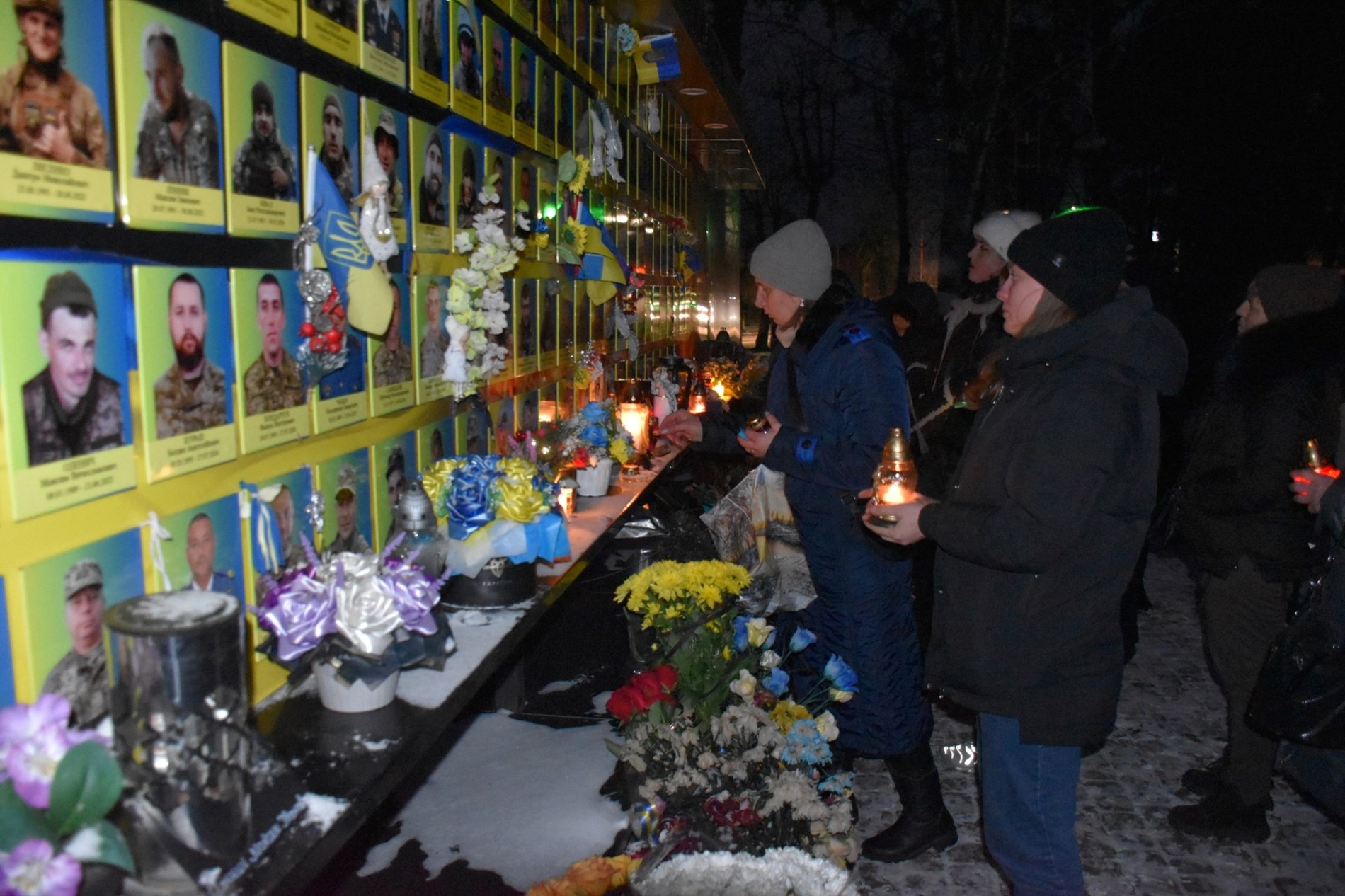 «Запали різдвяну свічку пам’яті»: на Меморіальному комплексі Старокостянтинова провели флешмоб