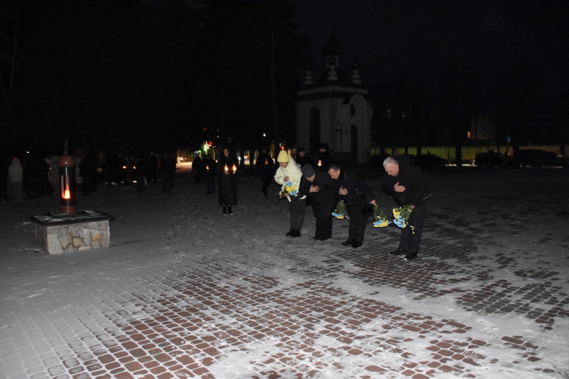 «Запали різдвяну свічку пам’яті»: на Меморіальному комплексі Старокостянтинова провели флешмоб