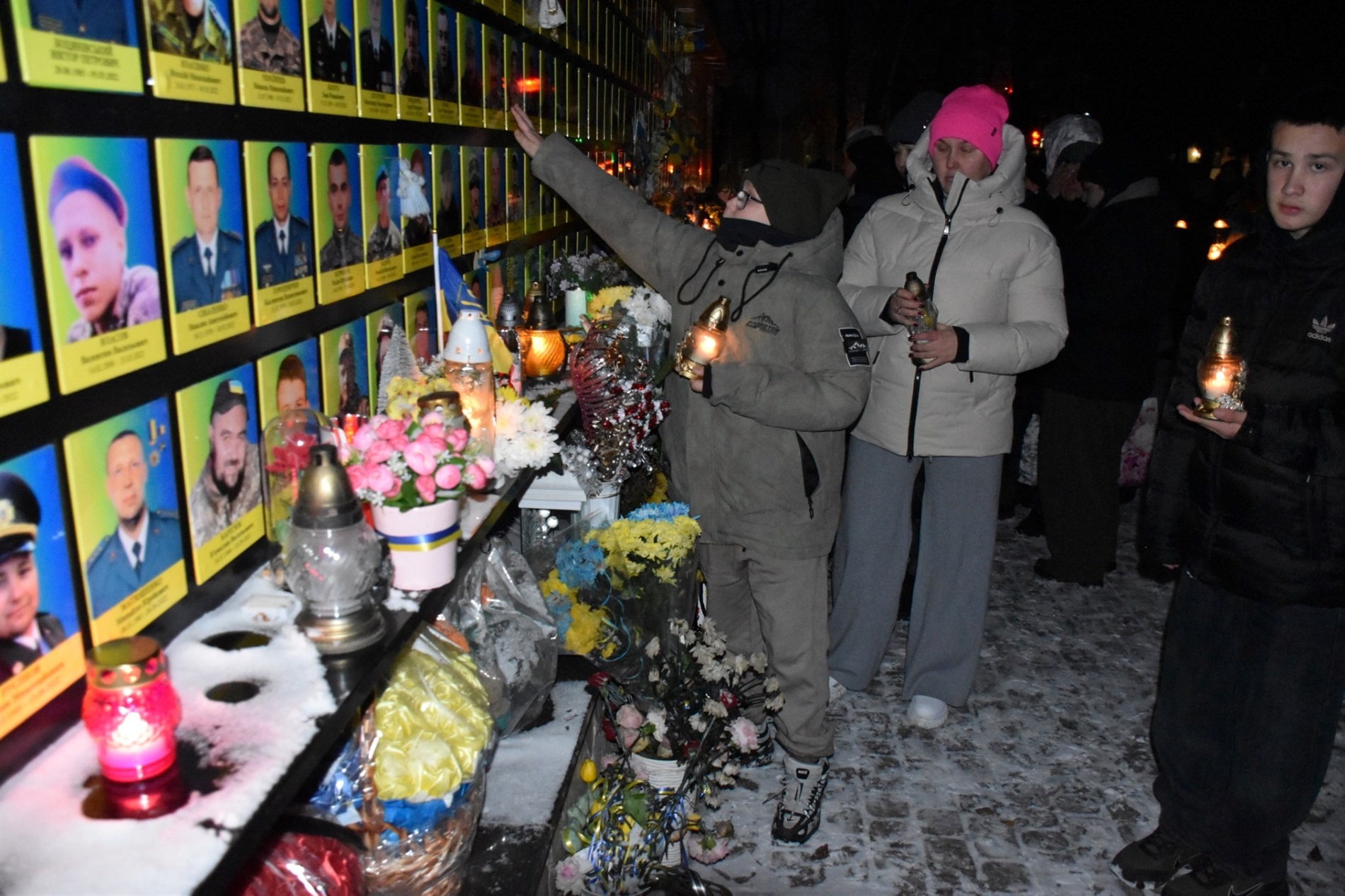 «Запали різдвяну свічку пам’яті»: на Меморіальному комплексі Старокостянтинова провели флешмоб