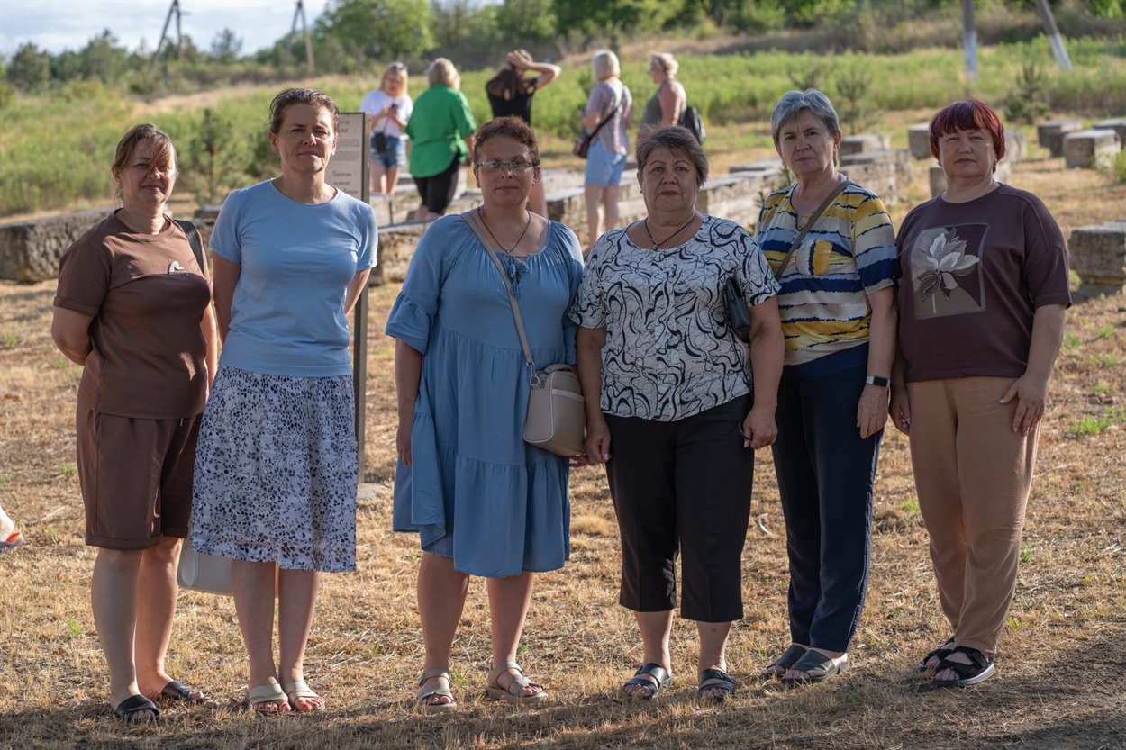 Учасниці туру на старовинному лютеранському цвинтарі у містечку Сарата (Одеська обл). 