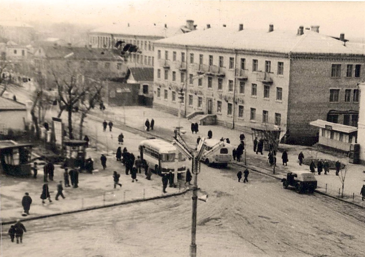 Зупинка біля кінотеатру. В кіосках продавили квитки, цукерки, газети тощо