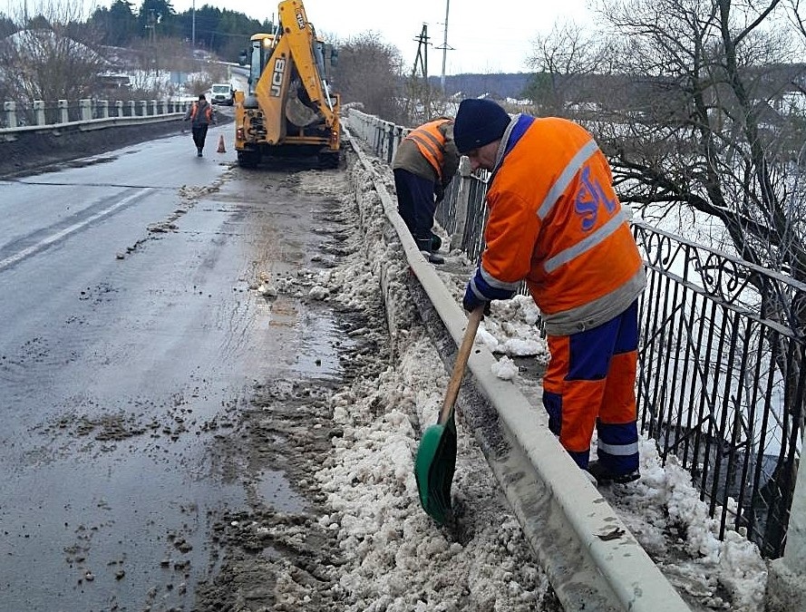 Автошляхи Хмельниччини готують до різкого похолодання