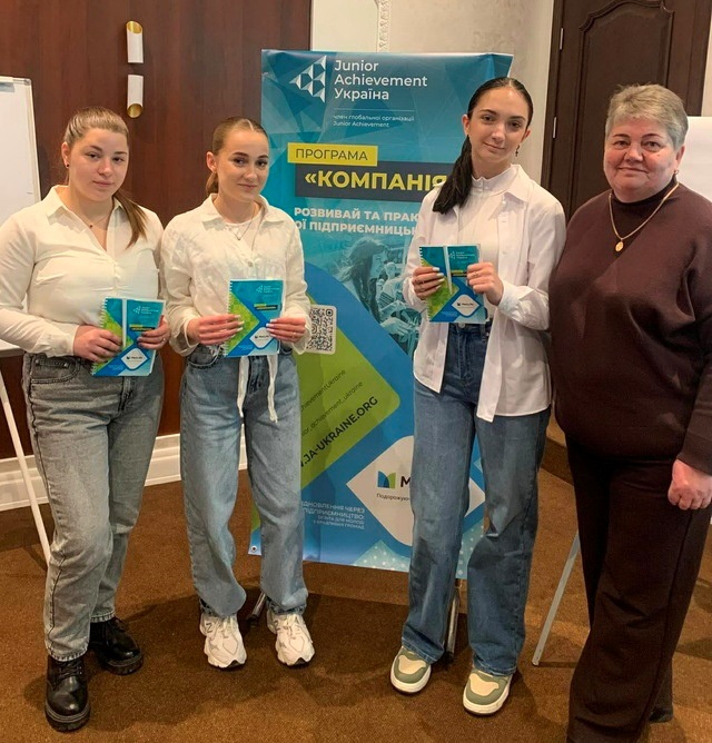 У сусідів: сімейний наркобізнес, нагорода головнокомандувача, власна справа, викрадення грошей