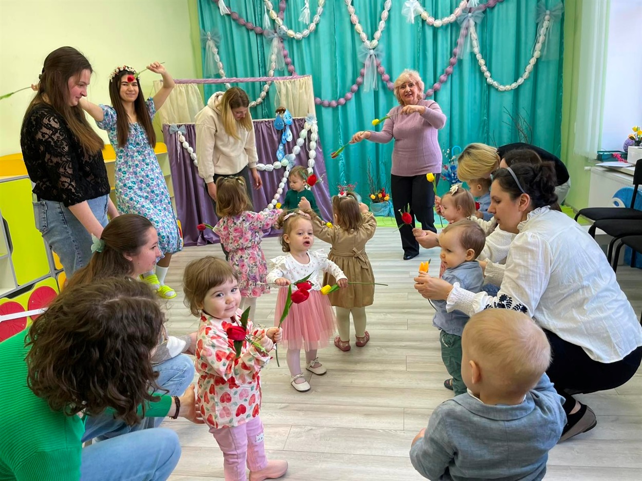Тепла родинна атмосфера та дитячі усмішки: у Центрі раннього розвитку відбулося свято весни