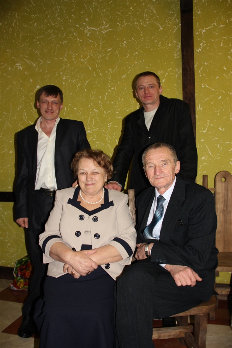 Павло Польовий з дружиною і синами