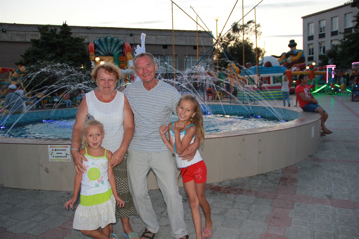 Павло Петрович з дружиною і онуками