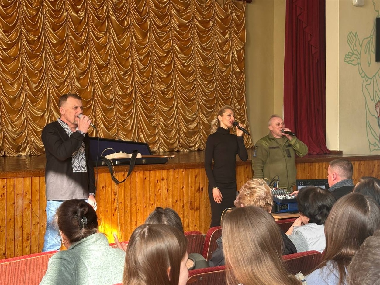 Пісні, поезія і підтримка захисників: у Старокостянтинівському НВК відбувся концерт волонтерів