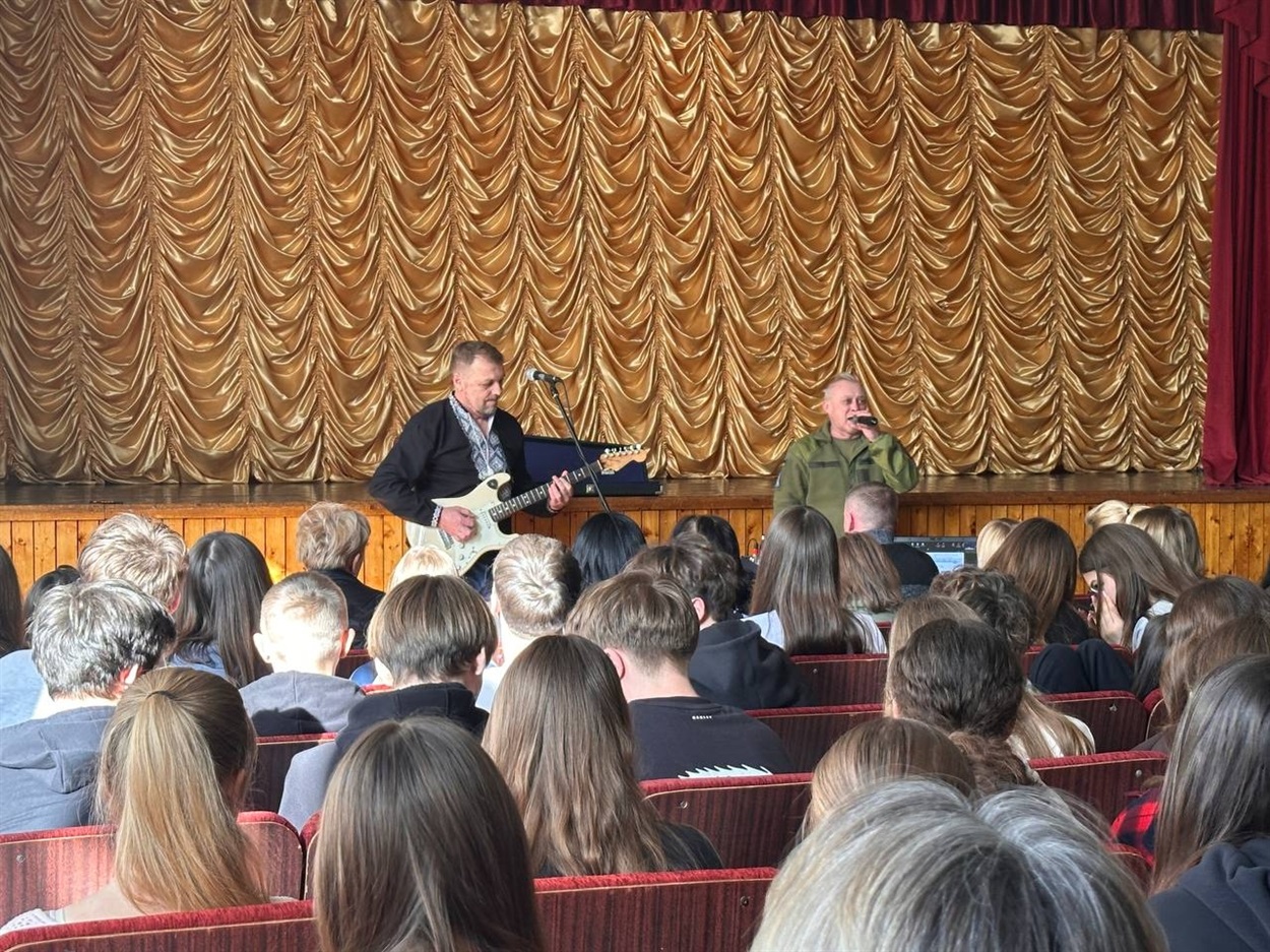 Пісні, поезія і підтримка захисників: у Старокостянтинівському НВК відбувся концерт волонтерів