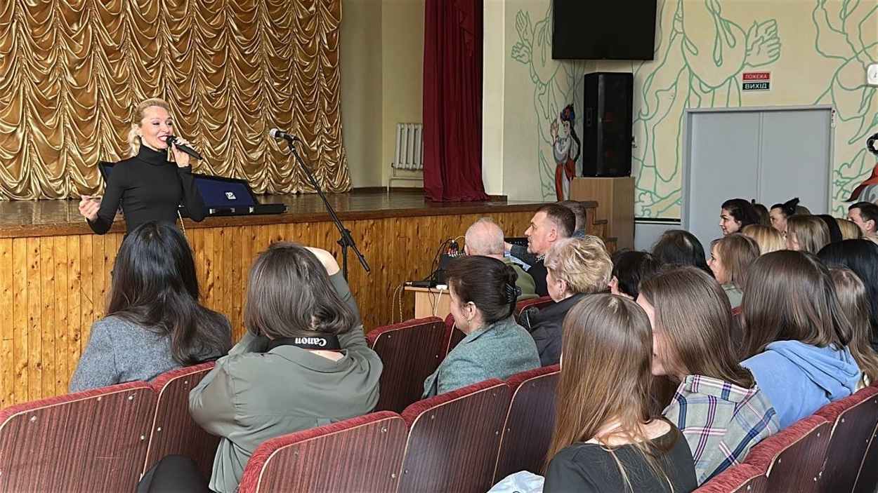 Пісні, поезія і підтримка захисників: у Старокостянтинівському НВК відбувся концерт волонтерів