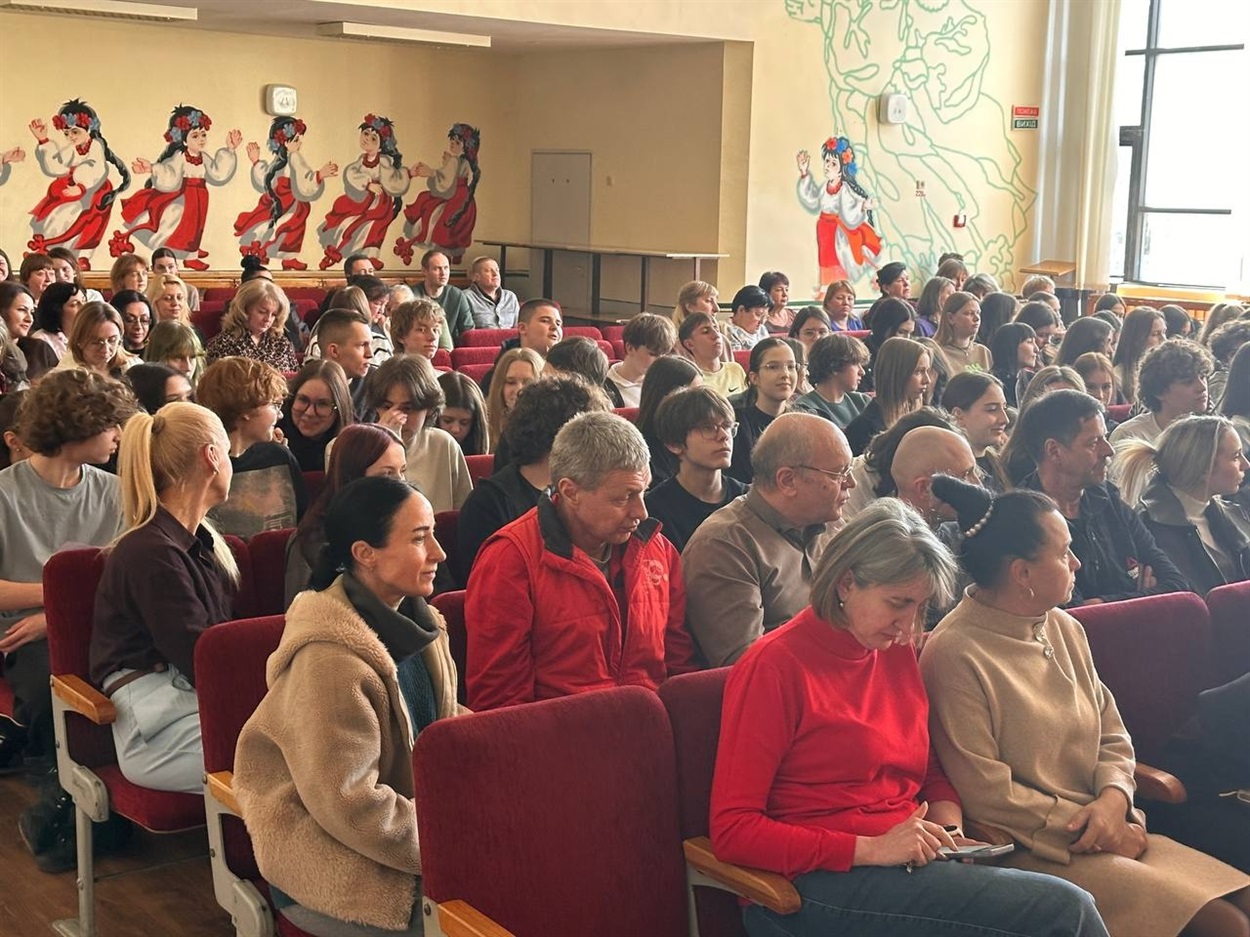 Пісні, поезія і підтримка захисників: у Старокостянтинівському НВК відбувся концерт волонтерів