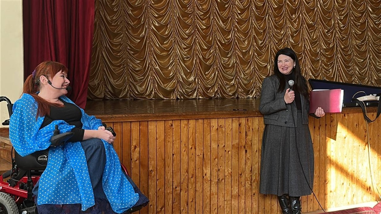 Пісні, поезія і підтримка захисників: у Старокостянтинівському НВК відбувся концерт волонтерів