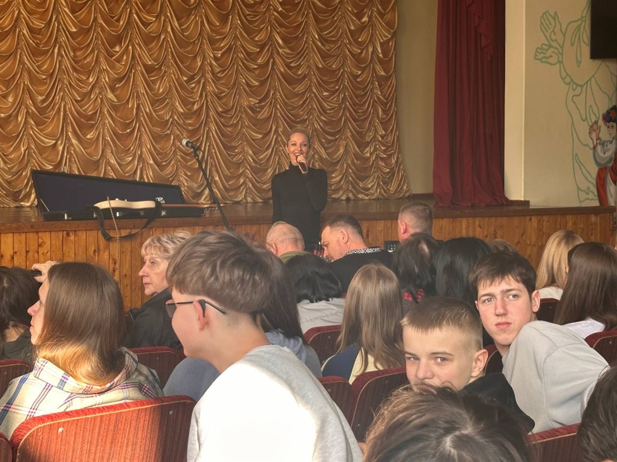 Пісні, поезія і підтримка захисників: у Старокостянтинівському НВК відбувся концерт волонтерів