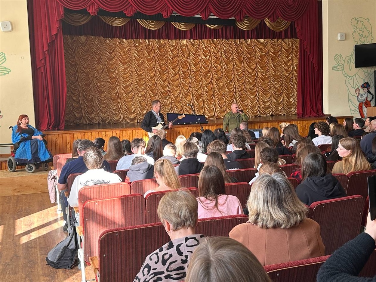 Пісні, поезія і підтримка захисників: у Старокостянтинівському НВК відбувся концерт волонтерів