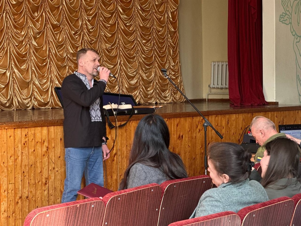 Пісні, поезія і підтримка захисників: у Старокостянтинівському НВК відбувся концерт волонтерів