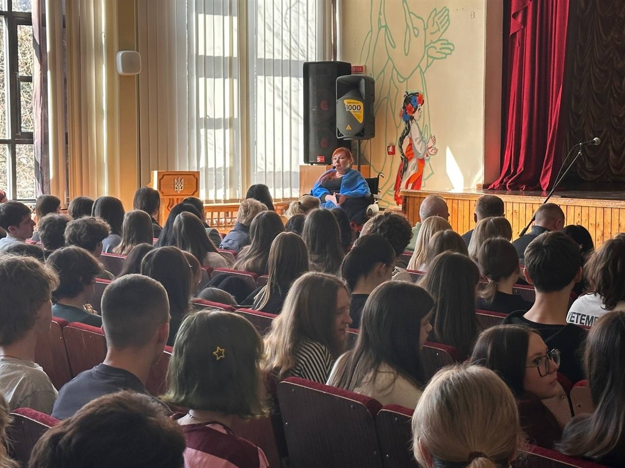 Пісні, поезія і підтримка захисників: у Старокостянтинівському НВК відбувся концерт волонтерів