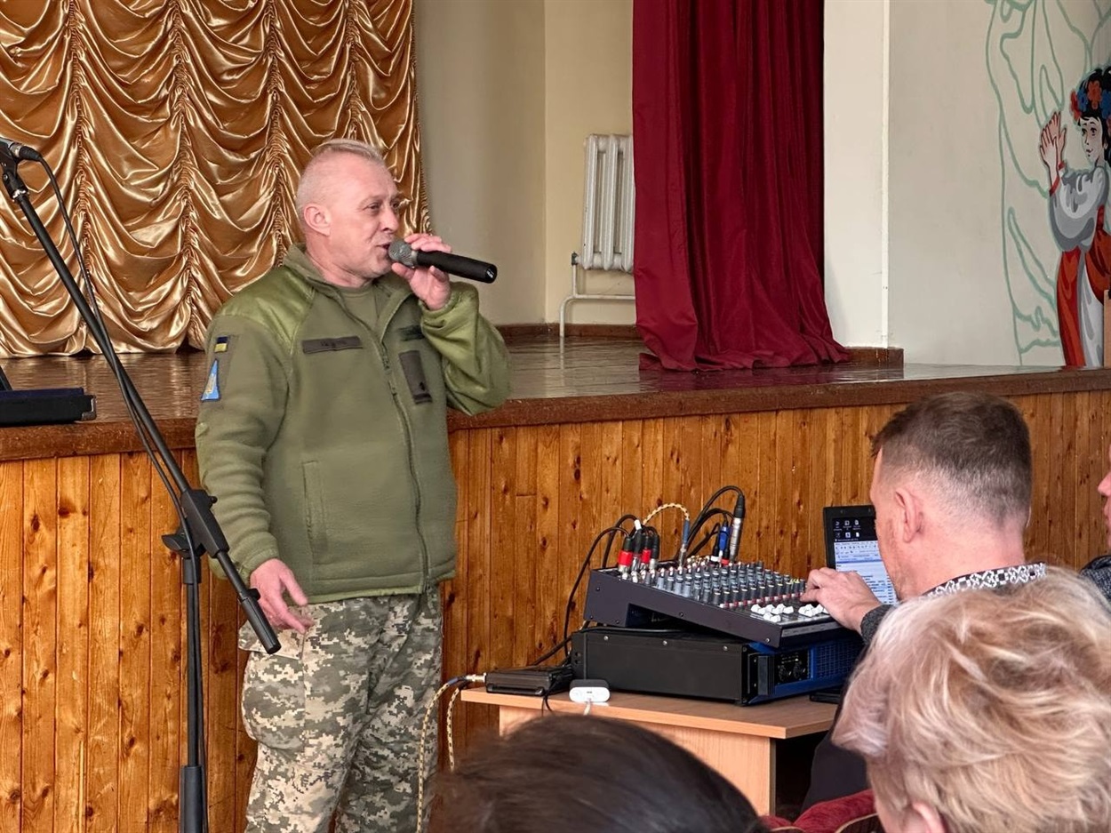 Пісні, поезія і підтримка захисників: у Старокостянтинівському НВК відбувся концерт волонтерів