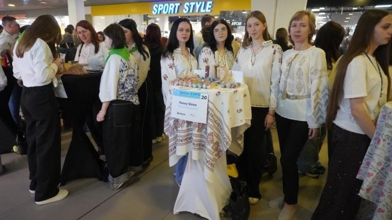 Новини Старокостянтинівщини. Фотовиставка, викрадене авто, перфоманс, ярмарок, зустрічі та перемоги