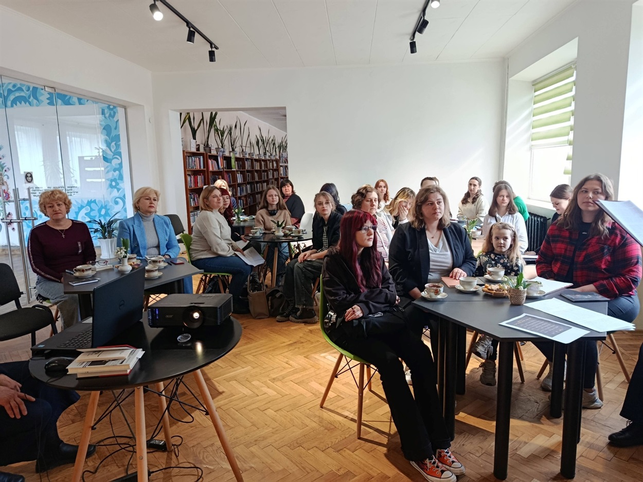 Новини Старокостянтинівщини. Фотовиставка, викрадене авто, перфоманс, ярмарок, зустрічі та перемоги