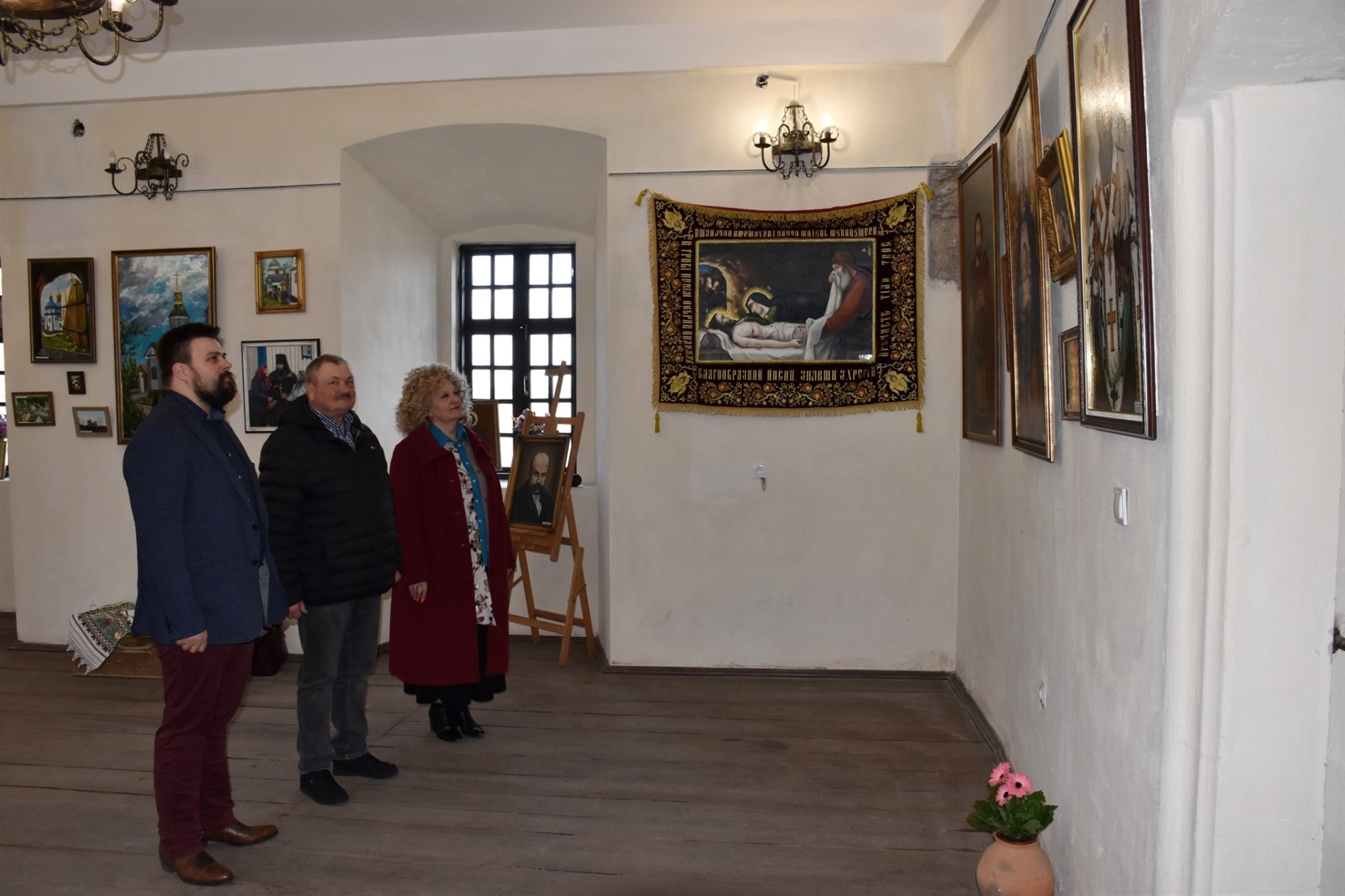 У замку князів Острозьких відкрили виставку картин ігумена Лаврентія