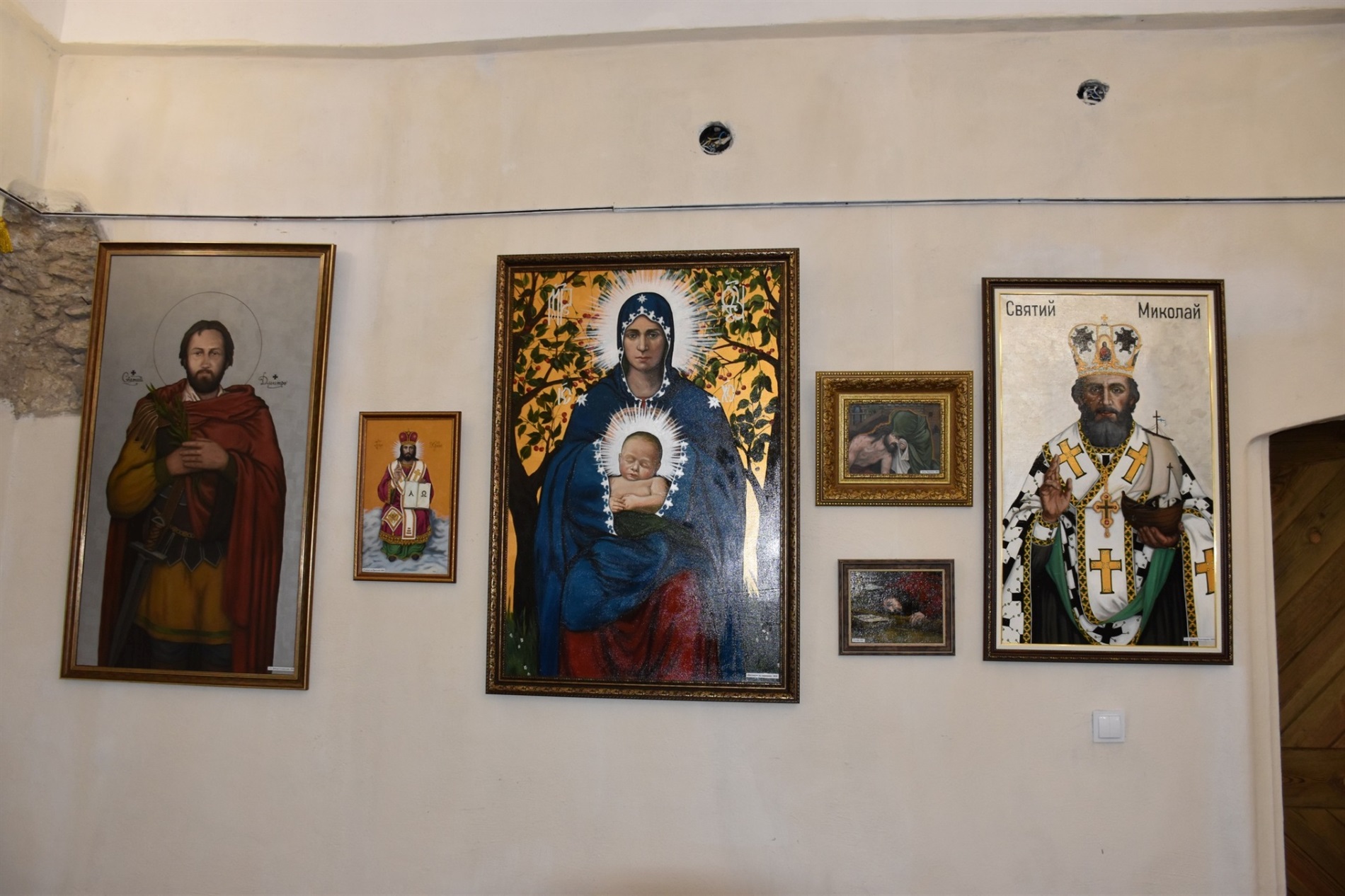 У замку князів Острозьких відкрили виставку картин ігумена Лаврентія
