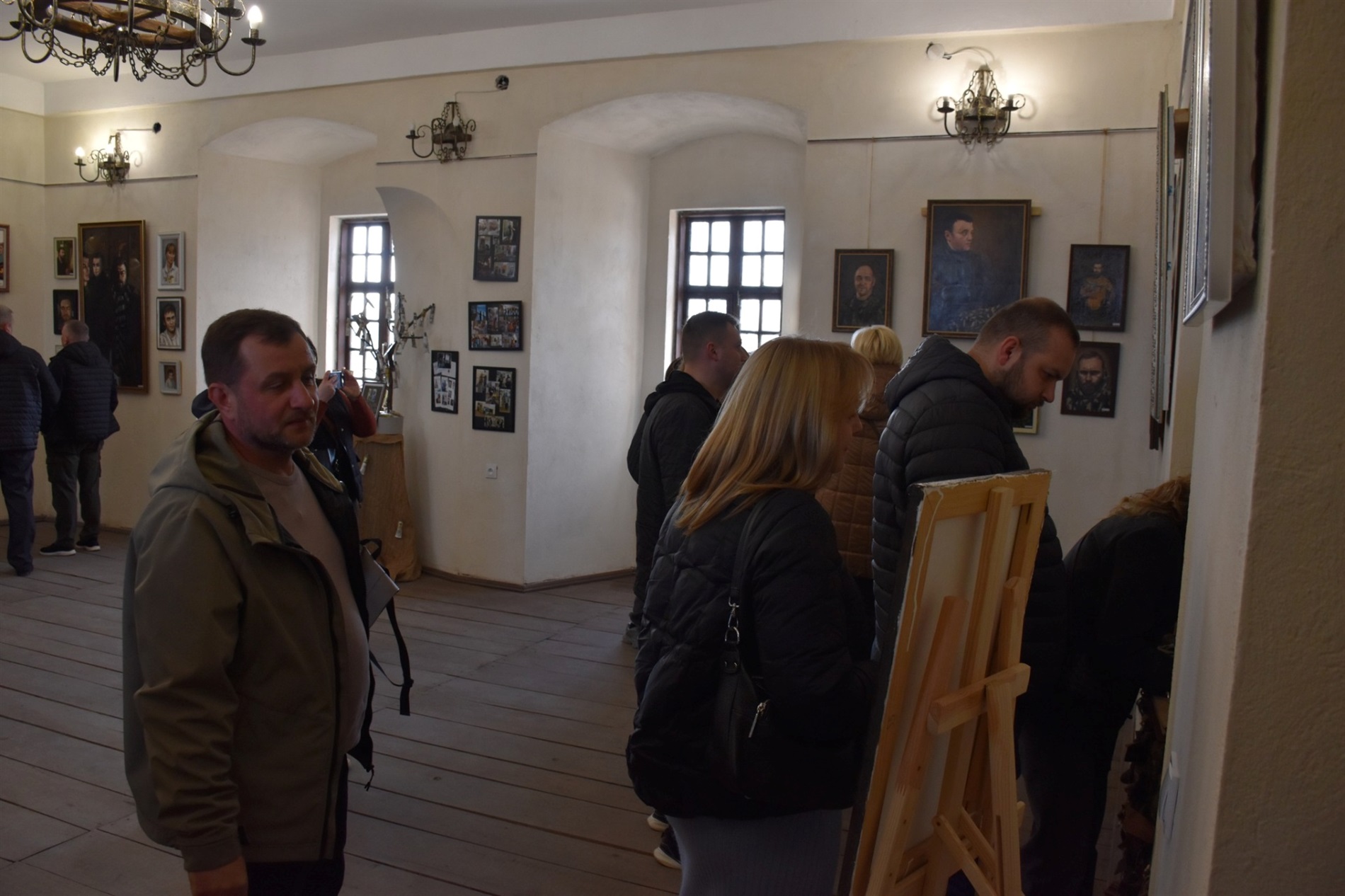 У замку князів Острозьких відкрили виставку картин ігумена Лаврентія