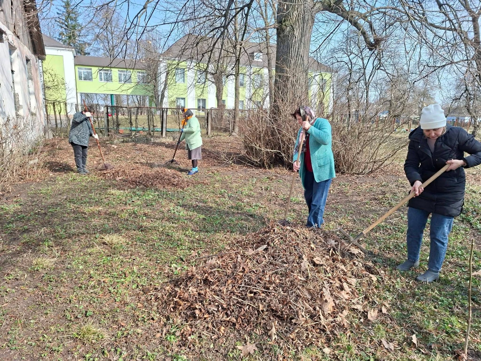 Новини Старокостянтинівщини. Підготовка до Великодня, пам’ять про Героя, спільна праця і медицина