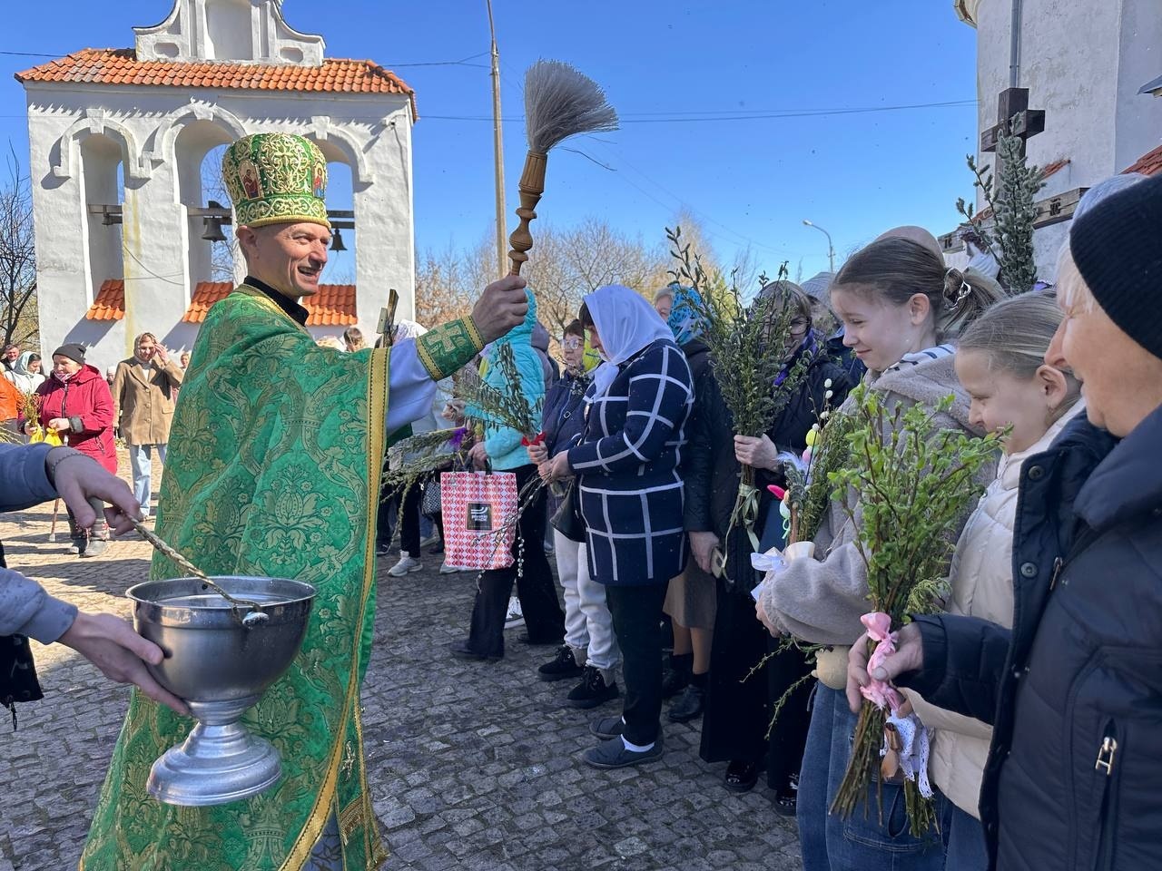 Вербна неділя у Старокостянтинові: віряни з родинами освячували вербу у храмах громади